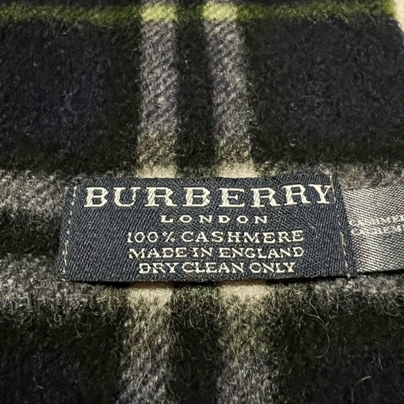 Burberry London 100% Cashmere Navy Plaid Scarf.Made in England - Picture 3 of 4